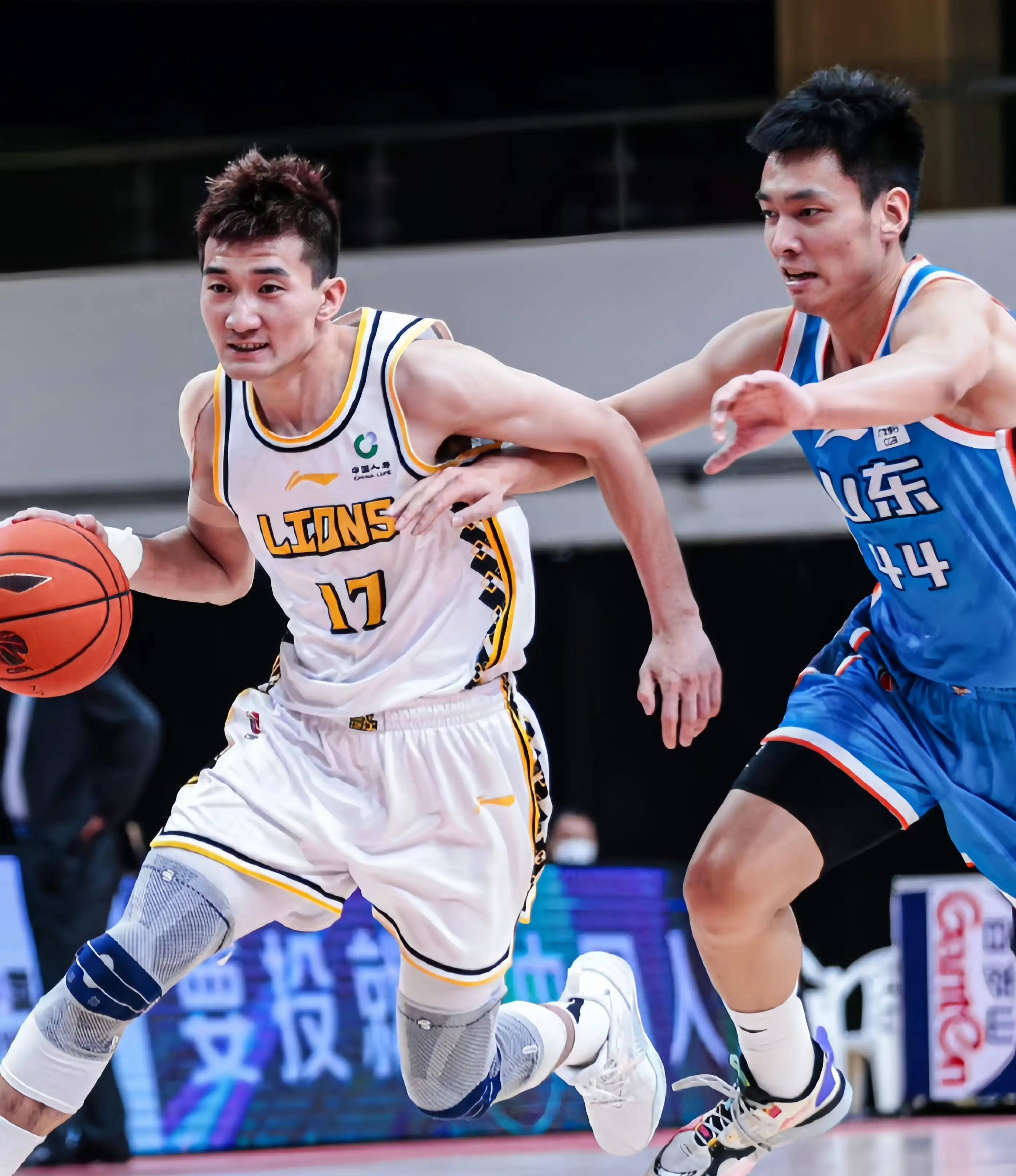 他们共同完 他们共同完